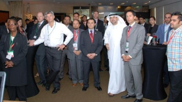 المهندس ساعد العوضي، المدير التنفيذي لمؤسسة دبي لتنمية الصادرات مع الزوار