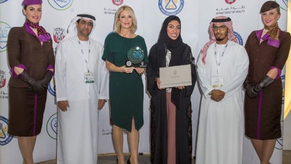 تسلمت الدكتورة ناديا بستكي، نائب الرئيس لشؤون الخدمات الطبية، وليندا سيليستينو، نائب الرئيس لتجربة الضيوف في الاتحاد للطيران، شهادة التقدير.