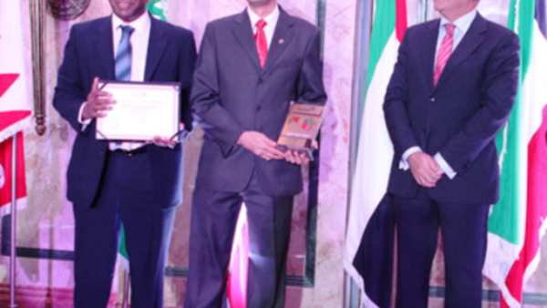 Samuel Liyanage, Etihad Head of eCommerce Development, and Amol Vijay Patankar, Etihad Manager - Websites accepting the first prize in the airlines category at the Pan Arab Web Awards