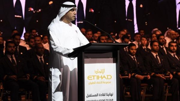 سعادة حمد عبدالله الشامسي، نائب رئيس مجلس إدارة مجموعة الاتحاد للطيران، يتوجه بكلمته للخريجين خلال مراسم حفل التخرّج الذي أقيم في أبوظبي.