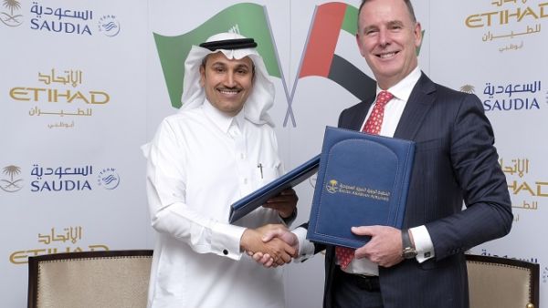 أمضى الاتفاقية كل من مدير عام الخطوط الجوية العربية السعودية المهندس صالح بن ناصر الجاسر والرئيس التنفيذي لمجموعة الاتحاد للطيران توني دوغلاس.