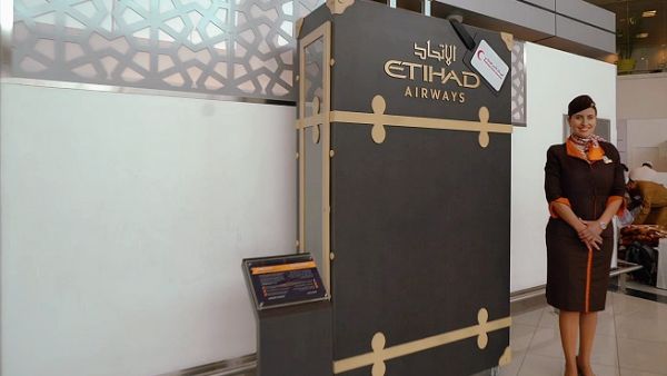قامت الاتحاد للطيران بوضع حقيبة عملاقة في مبنى المسافرين رقم 3 في مطار أبوظبي الدولي.