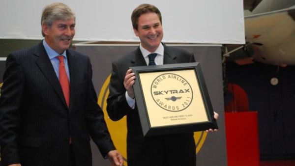Edward Plaisted, Skytrax’s CEO, presents Peter Baumgartner, Etihad Airways’ Chief Commercial Officer, with the Skytrax Award for Best Airline First Class