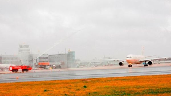 Etihad Airways A330-300 greeted by water cannon at Düsseldorf airport