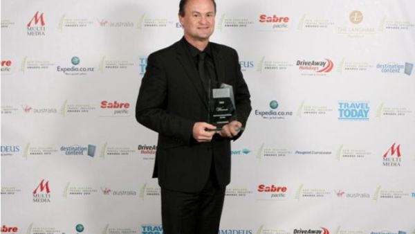 Etihad Airways GSA representative and General Manager of The Walshe Group New Zealand Stephen Tanner proudly holds the award for Best International Airline – Offline