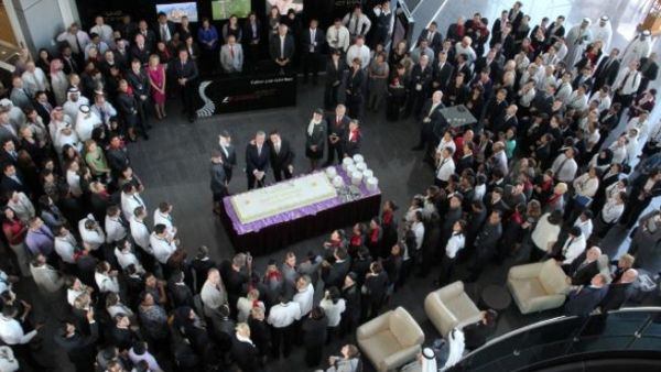 Etihad Airways’ Chief Commercial Officer, Peter Baumgartner and the airline’s Chief People and Performance Officer, Ray Gammell, cut the celebratory cake surrounded by Etihad Airways staff