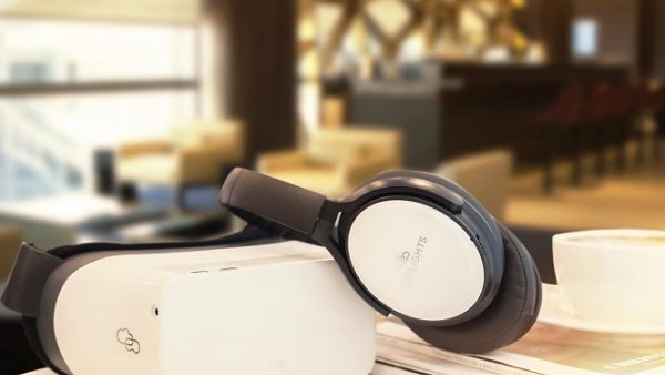 تقدم أجهزة الواقع الافتراضي "ألوسكاي في آر" المطورة من قبل سكاي لايتس تجربة سينمائية تتميز بتقنية الاندماج والوضوح فائق الدقة للأفلام ثنائية الأبعاد وثلاثية الأبعاد.
