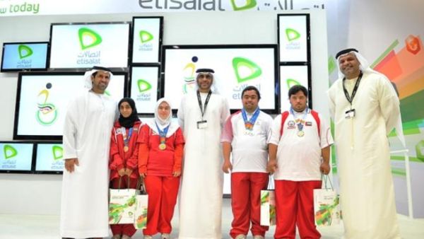 ناصر بن عبود، الرئيس التنفيذي بالانابة يتوسط أعضاء الفريق بالإضافة إلى السيد علي الأحمد، الرئيس التنفيذي للاتصال المؤسسي في "اتصالات" يمين و السيد محمد محمد فاضل الهاملي، رئيس مجلس إدارة اتحاد الإمارات لرياضة المعاقين في يسار الصورة ناصر بن عبود، الرئيس التنفيذي بالانابة يتوسط أعضاء الفريق بالإضافة إلى السيد علي الأحمد، الرئيس التنفيذي للاتصال المؤسسي في "اتصالات" يمين و السيد محمد محمد فاضل الهاملي، رئيس مجلس إدارة اتحاد الإمارات لرياضة المعاقين في يسار الصورة