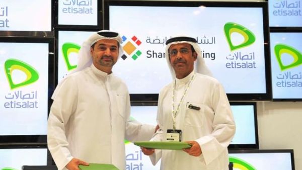 عبدالعزيز حمد تريم، مدير عام منطقة الإمارات الشمالية في "اتصالات" ووليد الهاشمي، الرئيس التنفيذي لدى الشارقة القابضة
