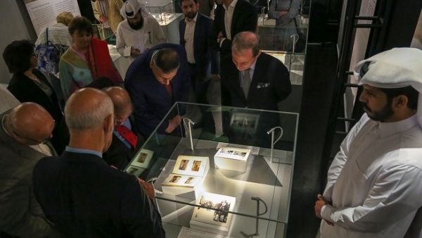 يصحب المعرض الزائرين في رحلة تاريخية تستكشف تأثير الأحداث السياسية على التراث الثقافي السوري إبان الانتداب الفرنسي.