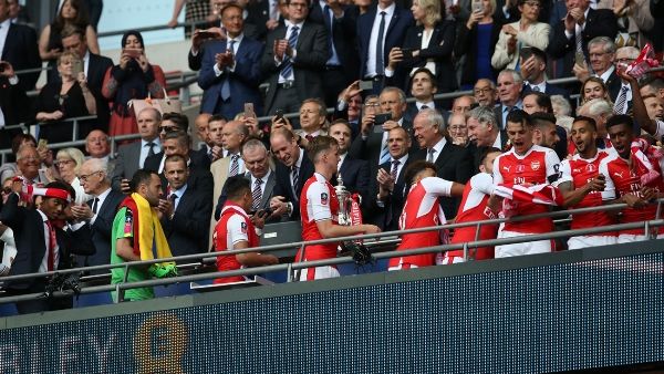 تيم كلارك في نهائي بطولة كأس "طيران الإمارات الاتحاد الإنجليزي لكرة القدم" 2016/ 2017.