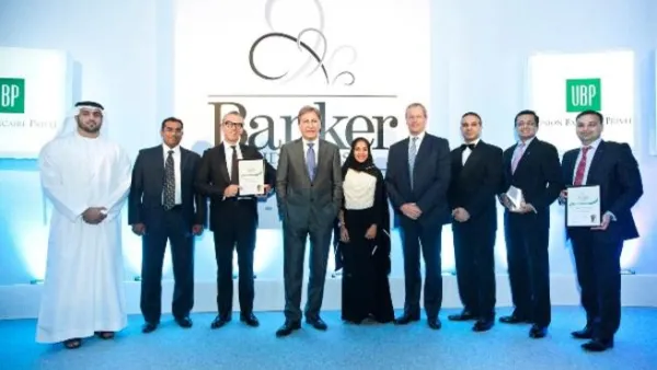 أندريه الصايغ، الرئيس التنفيذي لبنك الخليج الأول يتوسط ممثل من بانكر ميدل ايست وموظفين من البنك و خلال حفل توزيع الجوائز