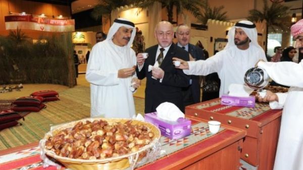 الزوار يتوافدون على مهرجان الإمارات الدولي للنخيل والتمر