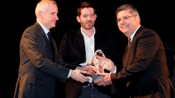 Etihad Airways Country Manager for Greece, Dimitrios Karagkioules receiving the award from Loakeim Tsimpidis, Senior Specialist Press Office, Athens International Airport and Loannis Metsovitis, Director Aviation Unit, Athens International Airport