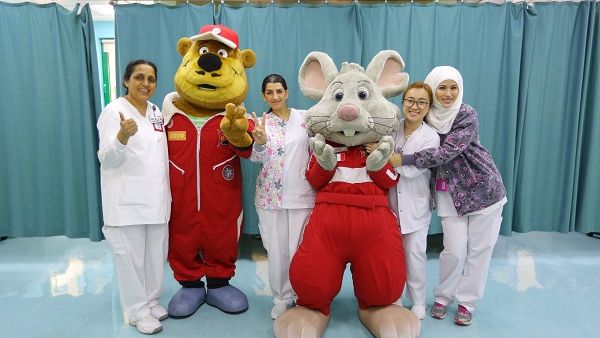 قامت شخصيتا المدينة الترفيهية المحببتين بينو وبيرتو برفقة مؤدي عروض وفريق من الموظفين في عالم فيراري أبوظبي بزيارة الأطفال في المركز والتفاعل معهم وتقديم هدايا مستوحاة من علامة فيراري.