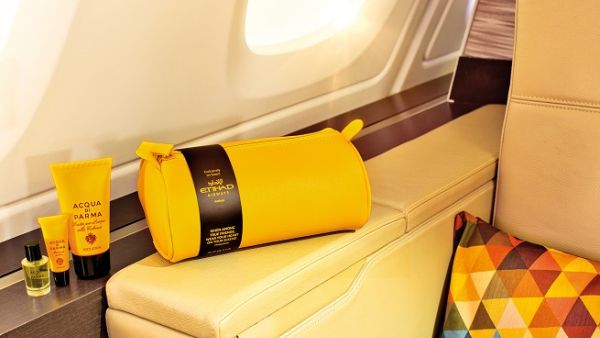 سيطغى اللون الأصفر، الذي يميّز علامة العطر الإيطالي الفاخر على كافة حقائب مستلزمات السفر للدرجة الأولى.