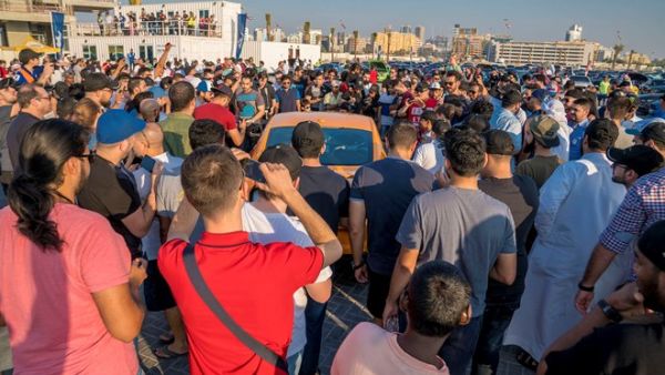 قامت سيارة موستانج 2018 الجديدة بمفاجأة محبيها حيث أطلًّت على احتفال خاص بسيارة الفرس الرياضيّة في دبي قبيل معرض دبي الدولي للسيارات