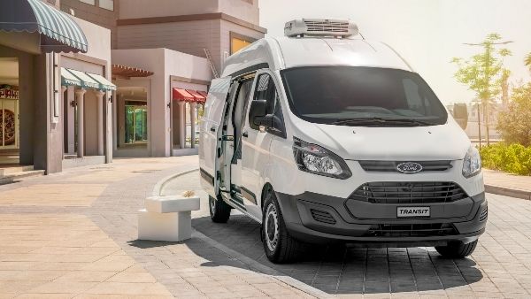 هيكل ترانزيت كاستم المحسّن يقدّم حيّز التحميل الرائد في الفئة الذي يصل إلى 8.3 متر مكعّب، بالإضافة إلى باب تحميل جانبيّ عريض وأبواب خلفيّة تفتح بزاوية 180 درجة.