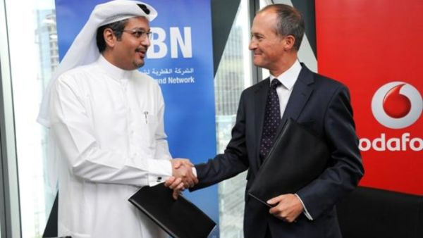 محمد المناعي، الرئيس التنفيذي للشركة القطرية لشبكة الحزمة العريضة مع ريتشارد دالي، الرئيس التنفيذي لـشركة فودافون قطر