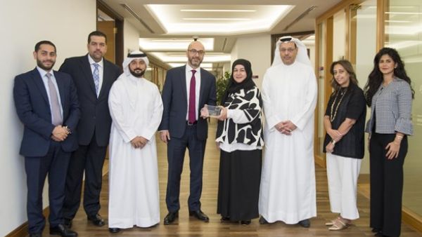 Mr. Khaled Al-Mutawa, General Manager – International Banking and Investments, and Mrs. Mona Mansour, General Manager –Customer Services Delivery accepting the award from Citibank representatives