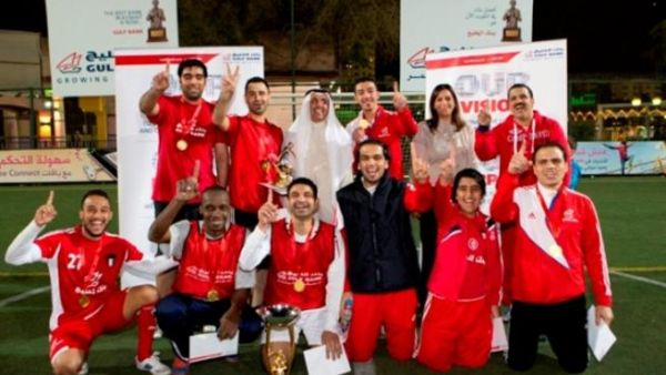 Mr. Fawzy Al-Thunayan, General Manager of Board Affairs and Ms. Salma Al Hajjaj, General Manager of Human Resources at Gulf Bank along with the winning team Mr. Fawzy Al-Thunayan, General Manager of Board Affairs and Ms. Salma Al Hajjaj, General Manager of Human Resources at Gulf Bank along with the winning team