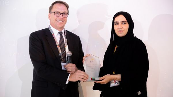 غالية العلي، الطالبة الإماراتية من جامعة زايد بجائزة تستلم الجائزة غالية العلي، الطالبة الإماراتية من جامعة زايد بجائزة تستلم الجائزة