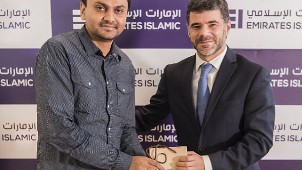 جيل كونكالفيز أزيفيدو، رئيس الخدمات المصرفية للأفراد، الإمارات الإسلامي مع أحد الفائزين. جيل كونكالفيز أزيفيدو، رئيس الخدمات المصرفية للأفراد، الإمارات الإسلامي مع أحد الفائزين.
