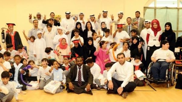 طلبة وموظفين ومدرسين مركز المؤسسة في أبوظبي مع موظفين ضمان