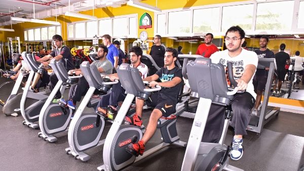 الطلاب خلال التدريب على استخدام أجهزة اللياقة البدنية في الكلية