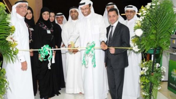 Abdulla Al Hamli, CEO, Dubai Islamic Bank, inaugurating the new branch at Dubai Mall with Nasser Rafi, CEO, Emaar Malls Group and senior DIB executives