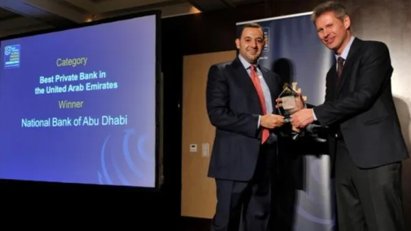 هاني النابلسي، رئيس تطوير الأعمال والتسويق لدى إدارة الخدمات المصرفية الخاصة في بنك أبوظبي الوطني يتسلم جائزة "أفضل بنك للخدمات المصرفية الخاصة في الإمارات لعام 2013" من يوري بيندر، رئيس تحرير مجلة بروفيشنال ويلث مانجمنت