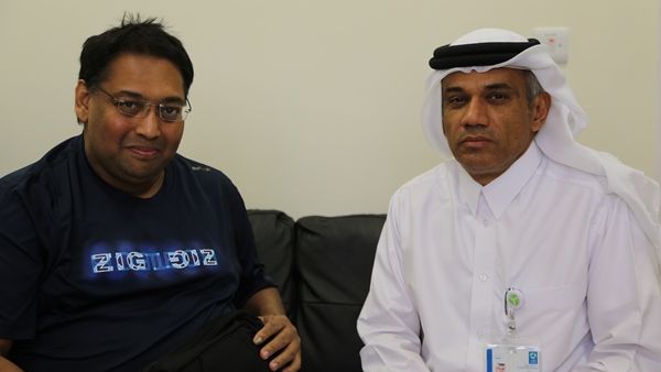 الدكتور عبد العزيز الخليفي، رئيس قسم جراحة القلب والصدر في مستشفى القلب، رفقة المريض كيران ماشادو الدكتور عبد العزيز الخليفي، رئيس قسم جراحة القلب والصدر في مستشفى القلب، رفقة المريض كيران ماشادو