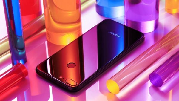 يتألف Honor 9 Lite بتصميم من زجاج 2.5D وشاشة كاملة بدون إطار قياس 5.65 بوصة. يتألف Honor 9 Lite بتصميم من زجاج 2.5D وشاشة كاملة بدون إطار قياس 5.65 بوصة.