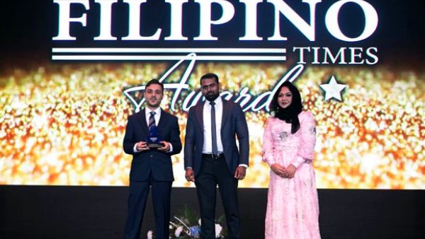 Husam Mahmoud, Marketing Manager, Al Ansari Exchange receiving the recognition at the TFT awards ceremony.