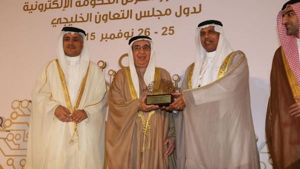 H.H. Sheikh Mohammed bin Mubarak Al Khalifa presenting 