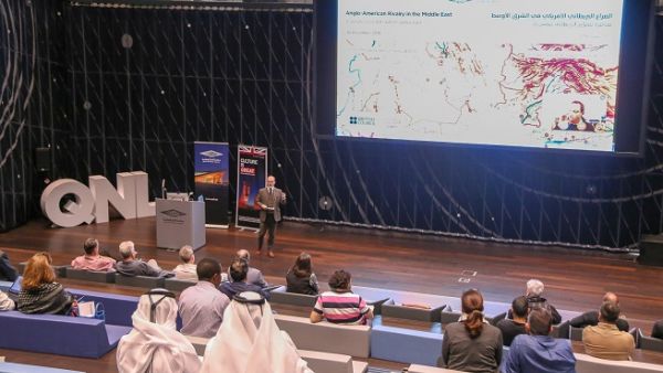 بداية المحاضرة قدم الدكتور جيمس أونلي. الخبير التاريخي ومدير شؤون البحوث التاريخية والشراكات بمكتبة قطر الوطنية، للجمهور نبذة عن موضوع المحاضرة كما شارك في الإجابة على أسئلة الحاضرين.