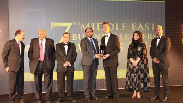 خليل صقر بن غريب يتسلم الجائزة خليل صقر بن غريب يتسلم الجائزة