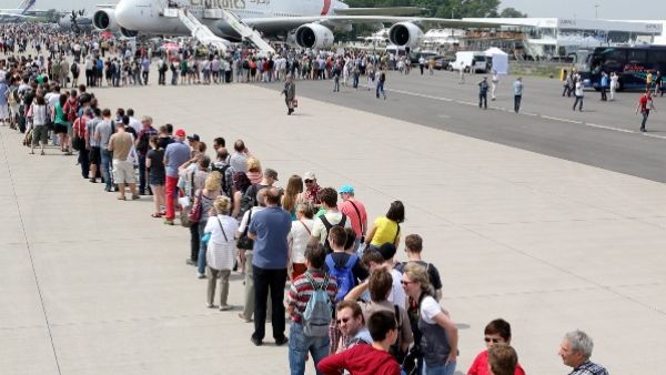استقطبت طائرة الإمارات الإيرباص A380 في معرض برلين الدولي للطيران 2014 اعداداً كبيرة من الزوار اصطفوا في طوابير طويلة
