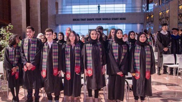 وفق التقليد المتبع في جامعة كارنيجي ميلون في قطر، سيتم منح هذه الدفعة لوحة خاصة تحمل سنة التخرج. 