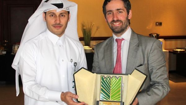 المهندس مشعل الشمري، مدير مجلس قطر للمباني الخضراء، والسيد ماثيو نيشارز نائب عمدة مدينة لندن الكبرى لشؤون البيئة والطاقة في مقر مجلس قطر للمباني الخضراء على هامش اللقاء