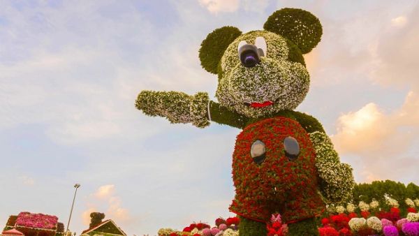 The sculpture features almost 100,000 plants and flowers, weighs almost 35 tons, and is supported by a 7-ton steel structure with a concrete foundation of 50 tons of reinforced concrete.