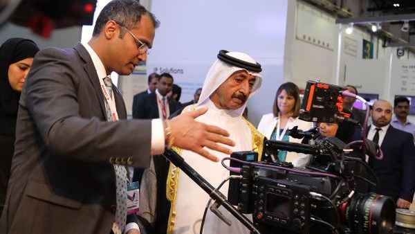 Anurag Agrawal, Managing Director, Canon Middle East, and Shaikh Hasher bin Maktoum Al Maktoum, Director General of Dubai’s Department of Information