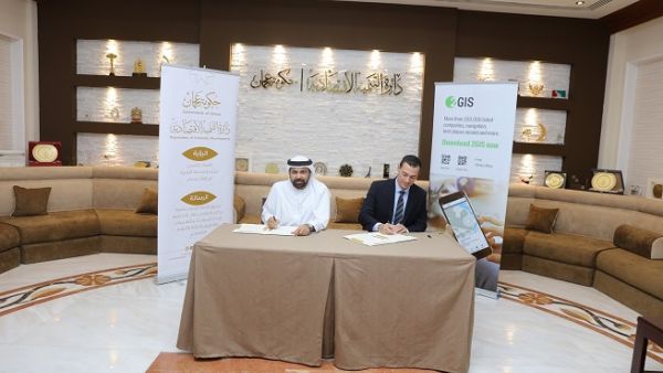 وقع الاتفاقية كل من سعادة علي عيسى النعيمي، مدير عام دائرة التنمية الاقتصادية في عجمان كونتانتين سوبوليف المدير العام لشركة 2 جي أي اس في مقر الدائرة في عجمان.