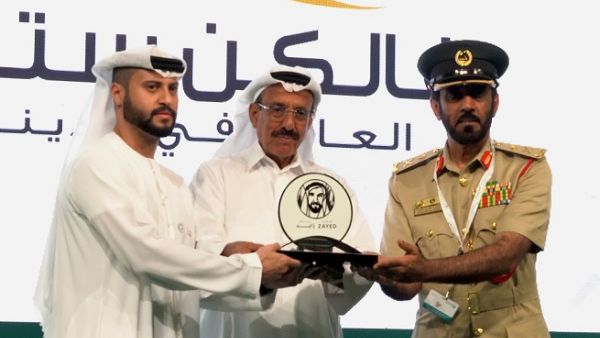 السيد أحمد الموسى، نائب رئيس مجلس الإدارة ونائب المدير العام لشركة "فالكن سيتي أوف وندورز"يستلم الجائزة.
