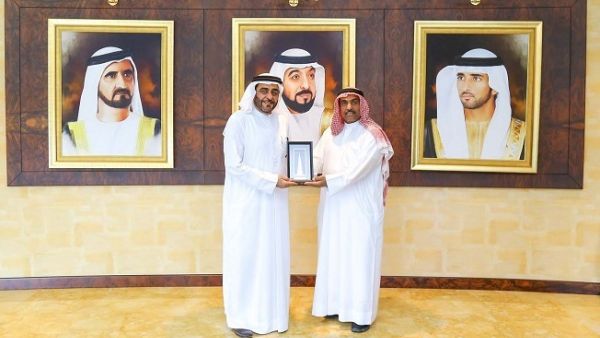 محمد عبد الله الحاج الزرعوني، مدير هيئة الهلال الأحمر الإماراتي في دبي، مع الدكتور منصور العور، رئيس جامعة حمدان بن محمد الذكية.