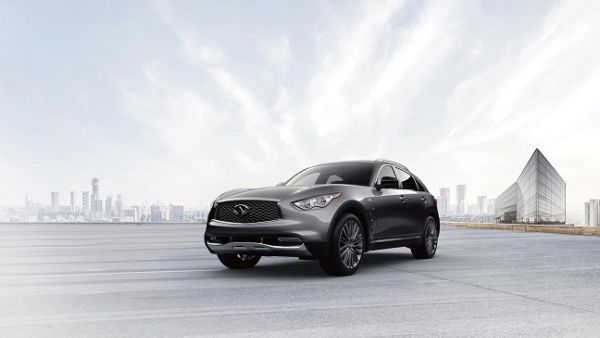تبدأ الترقيات في طراز QX70 المحدود بواجهة أمامية فريدة ومصابيح نهارية بتقنية LED، لتحل محل مصابيح الضباب القياسية لـ QX70. تبدأ الترقيات في طراز QX70 المحدود بواجهة أمامية فريدة ومصابيح نهارية بتقنية LED، لتحل محل مصابيح الضباب القياسية لـ QX70.