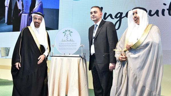 The Saudi Minister of Energy, Khalid Al-Falih, honored Siemens at the inauguration of the Saudi Electricity Forum 2017 in Riyadh.