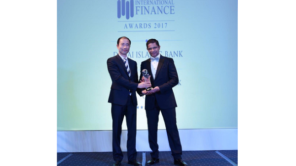 Kashif Moosa, SVP Head of Investor Relations, receiving the award. Kashif Moosa, SVP Head of Investor Relations, receiving the award.