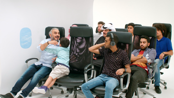 جمع صالح، أحد أكثر الكوميديين شهرة في المملكة العربية السعودية والمنطقة، بين الفكاهة والارتجال للتعريف بمميزات الدرجة السياحية على متن طائرات الإمارات.