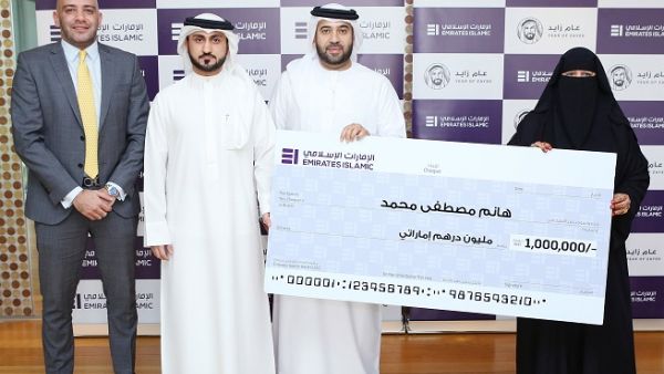 Kunooz Winner Ms. Hanim Mustafa Mohamed receiving the Dh1 million Grand Prize from Emirates Islamic